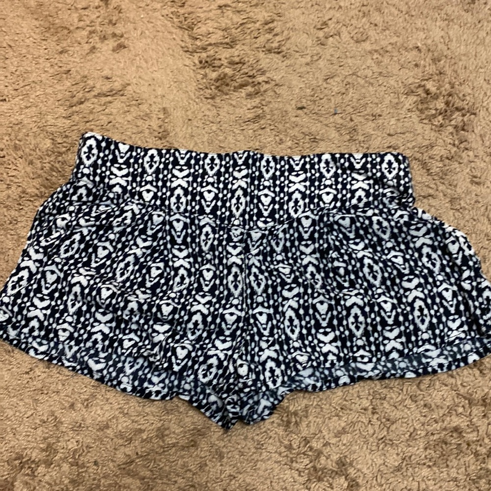 Kirra shorts size medium